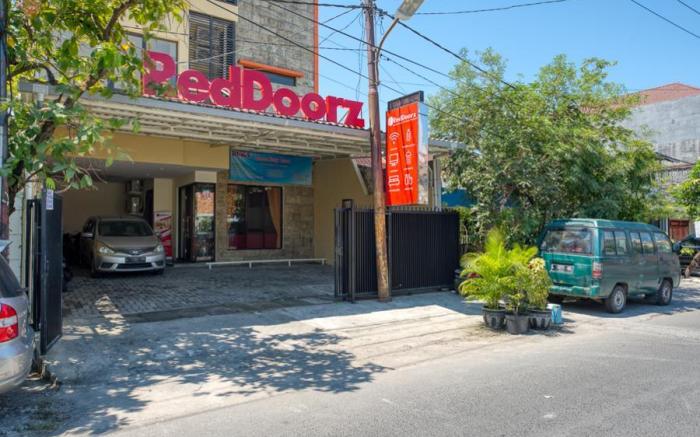 RedDoorz Syariah near Airlangga University Campus B