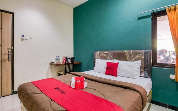 RedDoorz Syariah near Airlangga University Campus B