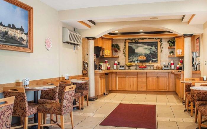 Econo Lodge at the Falls North