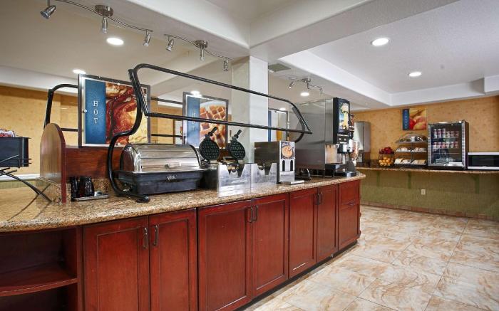 Best Western Plus Raffles Inn and Suites