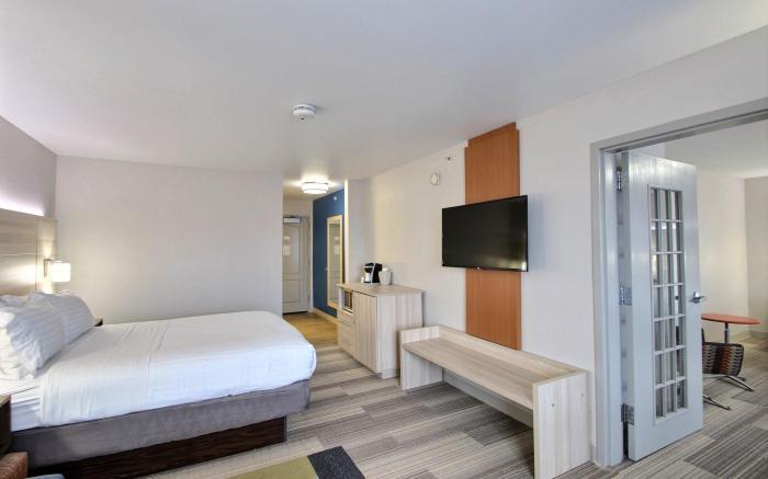 Holiday Inn Express Hotel & Suites Milwaukee Airport By IHG
