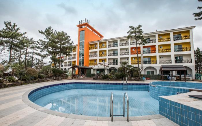 Whinstone Hotel and Resort