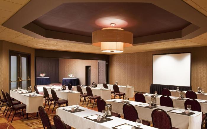 Four Points by Sheraton Milwaukee North Shore
