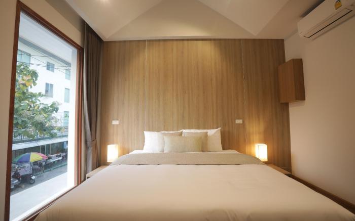 Four O'clock Hotel