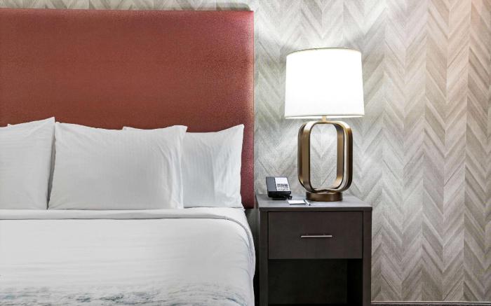 La Quinta Inn & Suites by Wyndham DFW West-Glade-Parks