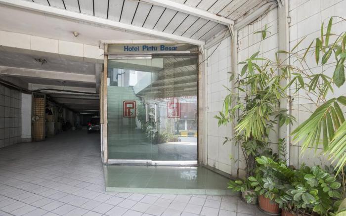 RedDoorz Plus near Jakarta Kota Station