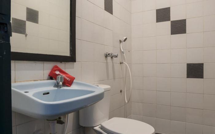RedDoorz Plus near Jakarta Kota Station