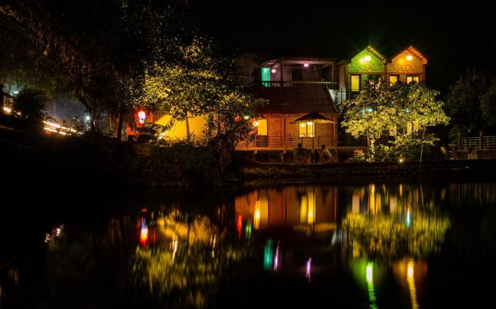 family room with lake & mountain in front (4 paxs)