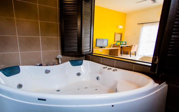 GOLD COAST MORIB by 369 Pool View