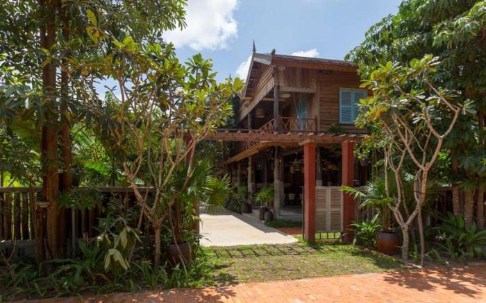 Wooden Villa with Pool View