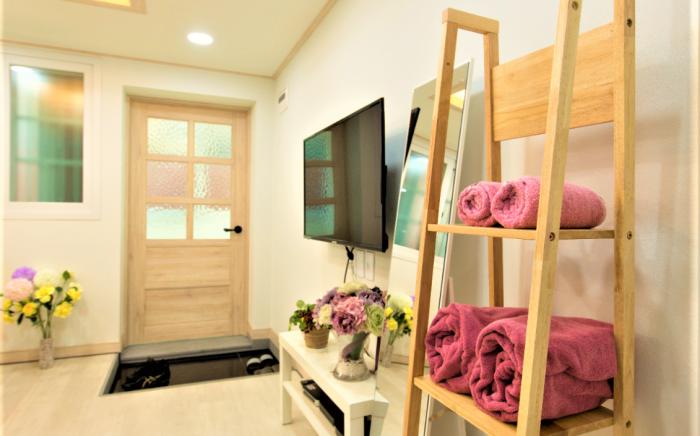 Hongdae  다정하우스 /사랑스런공간. 홍대입구역 (Exit7)도보로1분. 파티가능