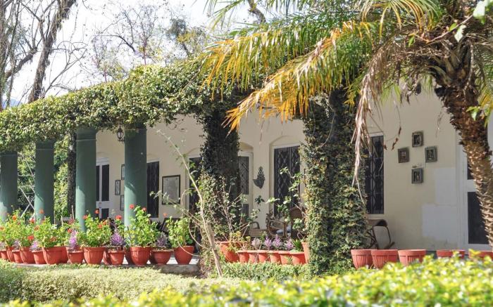 StayVista at Normandy House - Outdoor Sitting with Bathtub & Pool Table