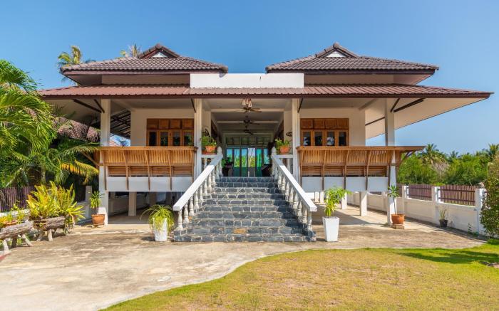Baan Pumichai Renthouse red apartment