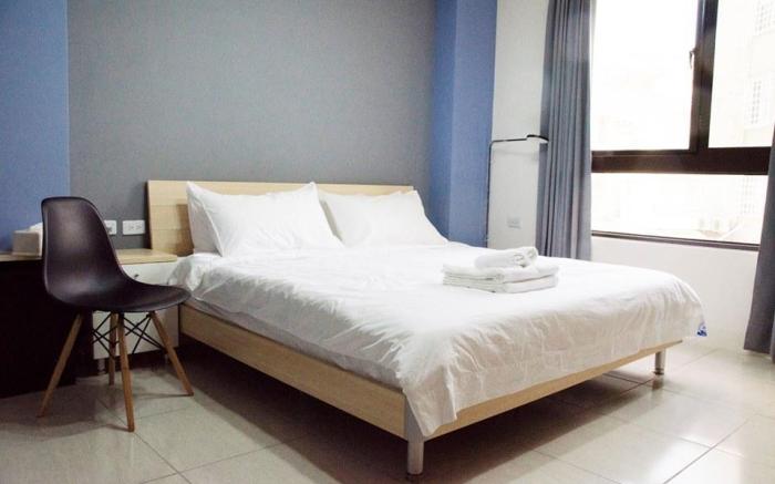 Dark gray and light blue visual mountain view room