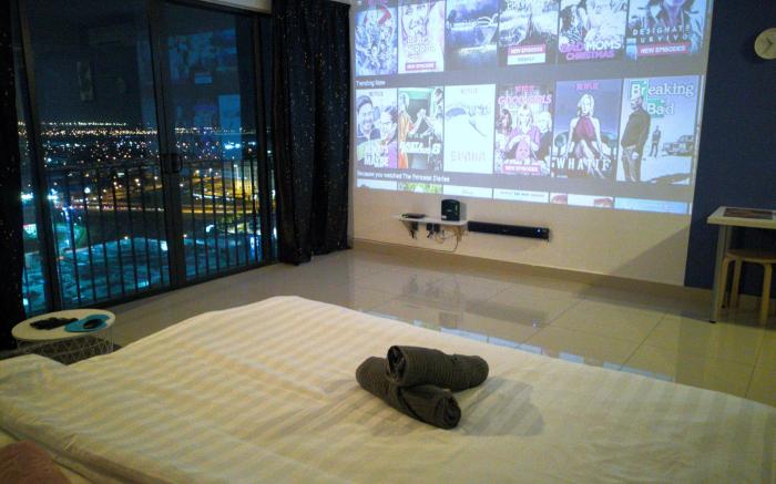 Machome GuestHome Projector Room II