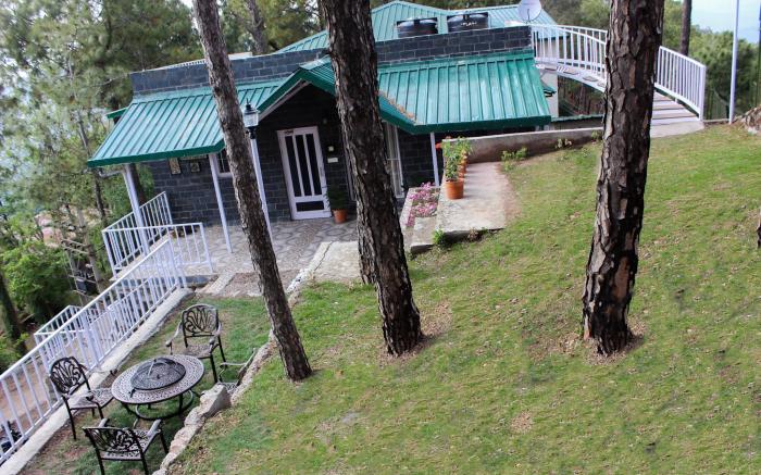 Pine Crest East Menage- A picturesque hideaway