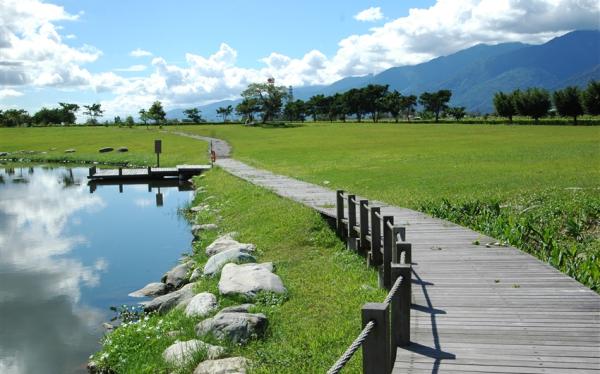 環島旅遊｜最高折300｜南迴海岸.多良車站.琵琶湖.大波池.客家菸樓.東大門夜市.山海百貨.漫遊花東三日｜台中出發