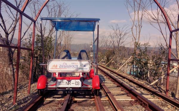 釜山旅遊｜精彩刺激斜坡滑車.趣味樂天探索樂園.美景天空膠囊列車.悠閒愜意鐵道自行車四日(一站購物彩妝)