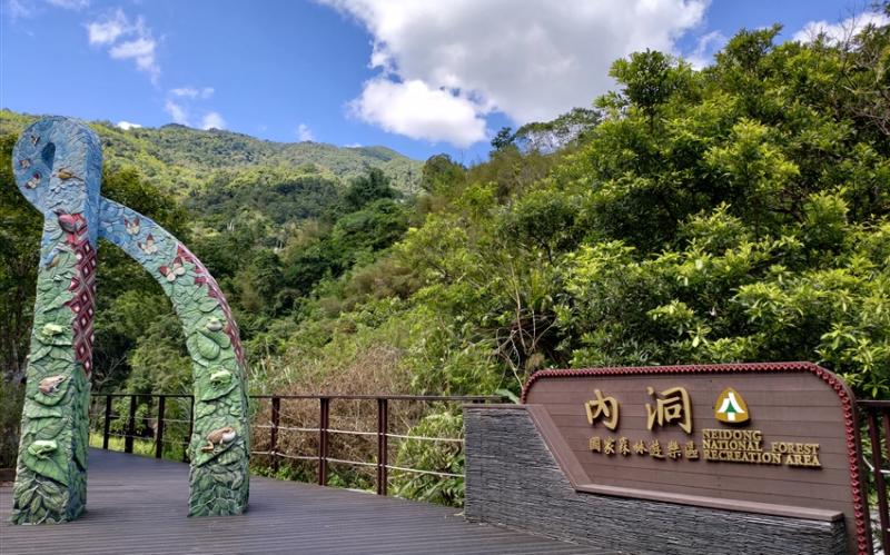 暑假折800｜台北｜內洞森林芬多精、烏來台車、陽明書屋、紫明溪步道、希爾頓自助晚餐、五星凱撒三日遊｜高雄台南出發