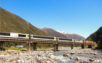 新春精選紐西蘭旅遊｜升等五星·飛越米佛峽灣·高山觀景火車·在地毛利文化·懷托摩雙洞·美食美酒·南北島12日(國泰)