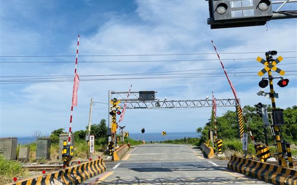 【台東旅遊．兩人成行】金崙溫泉．櫻木平交道．華源海灣半日