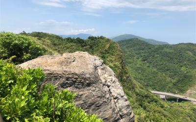 基隆旅遊｜贈人氣芋泥球！最新地標基隆塔.老鷹岩步道.仁愛市場大啖美食1日｜大人囝仔