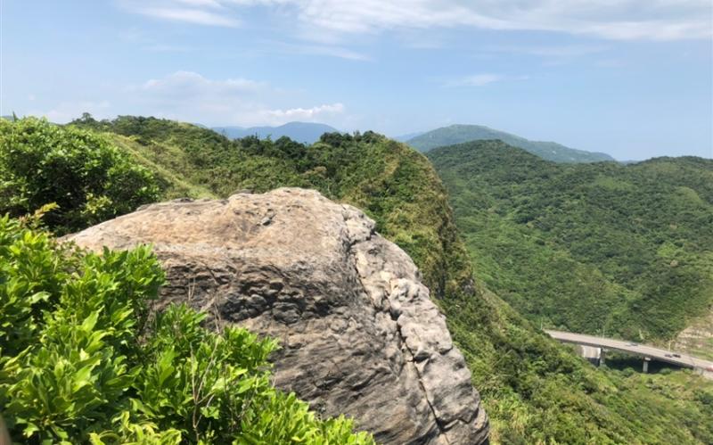 基隆旅遊｜4/4連假享平日價｜贈人氣芋泥球！最新地標基隆塔.老鷹岩步道.仁愛市場大啖美食1日｜大人囝仔