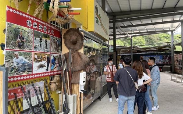 金蛇賀歲折500｜原民部落獵人體驗營．新春吉祥賞炮仗花X八仙山賞櫻.必比登推薦菇神火鍋.谷關泡溫泉二日