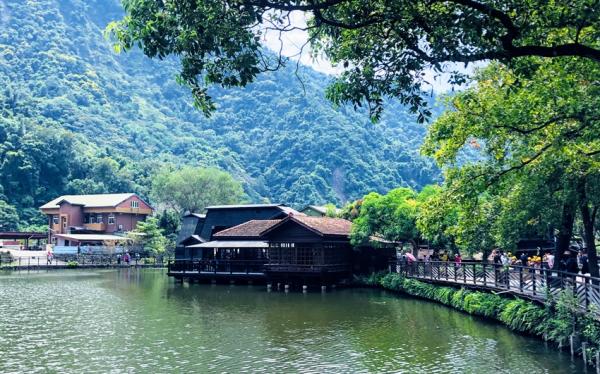 南投｜秋賞｜日月潭遊湖賞美景.山頂玻璃屋私房菜.日式庭園－鳥居食堂.車埕老街.楓樺台一渡假村二日｜高雄台南