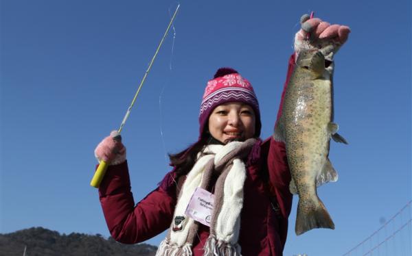 韓冬滑雪＋冰釣｜首爾｜山鱒魚慶典｜華川冰魚節《冰釣鱒魚_烤鱒魚_冰上雪橇》.住明洞乙晚.滑雪體驗.6小時樂園.採草莓五日