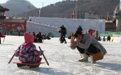 冬遊首爾｜玩翻華川冰魚節慶典.冰釣鱒魚.滑雪體驗.採果樂.樂天水族館.塗鴉秀(一站購物彩妝)五日｜台中出發