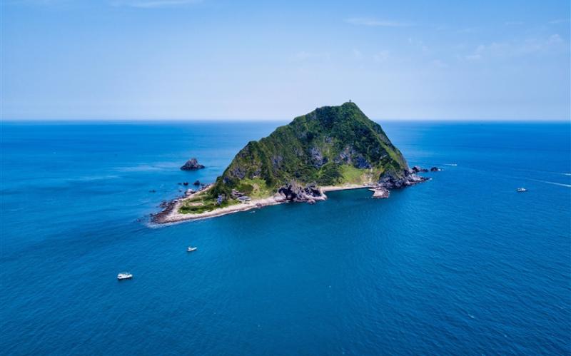 基隆旅遊｜第2人折600｜基隆嶼繞島、登島、登燈塔3合1一次享受.基隆塔遠眺港景.仁愛市場美食1日