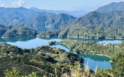 新北旅遊｜免小費.4人成行！絕美石碇千島湖.遠眺八卦茶園.秘境文山草堂品咖啡.遠離城市半日｜可包團