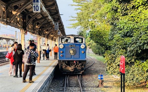 嘉義｜阿里山櫻花季｜獨家栩悅號『北門站➔奮起湖』森林導覽列車.頂湖環湖步道.龍雲農場1泊2食二日｜高雄出發