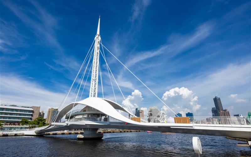 高雄旅遊｜全台唯一海上超跑遊艇.最高折3百｜義大百匯沙拉吧.半屏山珊瑚森林.愛河灣大港橋.全新日航酒店二日｜台中出發