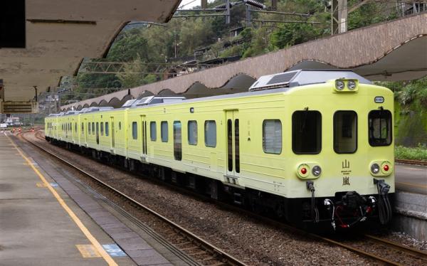 山海甜點環島|雙鐵路~山嵐號x藍皮·雙拉拉車~縱谷池上x濱海鹽田·國本卑南三合院·橫山屏花季·阿聰師平安餅4日