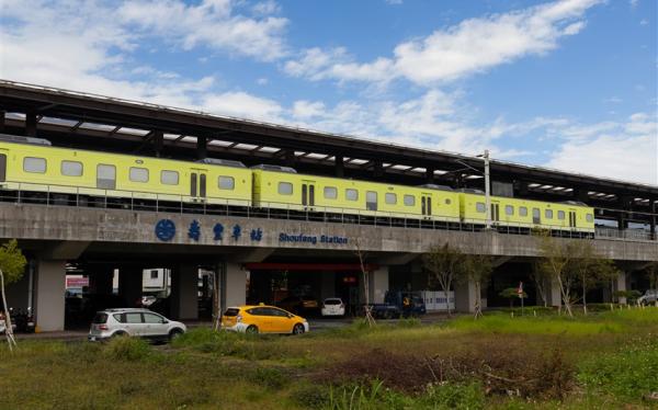 花蓮｜雙列車之夢幻觀光列車山嵐號XEMU3000美學列車來回二日｜高雄出發(台南需加價)