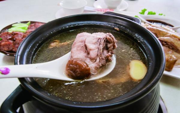 Old-Fashioned Chicken Leisure Farm Chicken Soup