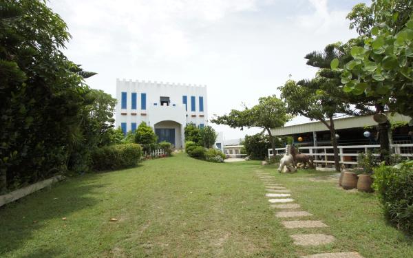 Entrance of the White Horse Leisure Farm