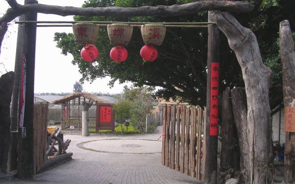 Suggested itinerary: Package tour: enter the park along the beautiful Dongluo Riverbank by bamboo raft, ox-cart, or bicycle. Along the way, enjoy the characteristics of traditional rural villages. Approximately 60 minutes for ecological tour and introduction to Dongluo River, about 60 minutes at the cricket area for cricket fighting, and about 30 minutes for water play in the water area. A 60-minute grassland gourmet meal featuring rice harvested by the park and tea. About 150 minutes in the ecological broadcasting area and ecological pond to explore the underwater green world: observe the growing environments of aquatic plants, understand the varieties and characteristics of aquatic plants, learn about the structure of aquatic plants, plant specimen-making group activities, DIY, and presentation of results.