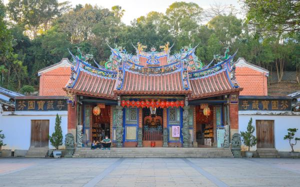 寶藏寺原為三開間兩近兩廊雙護龍的廟寺建築，前殿為斷簷升箭口的形式，意義非凡，屋脊脊飾也特別高大，與一般寺廟迥異，三川殿上的龍虎堵以泥塑為材，手藝高超，寺內之大木構建及細木雕鑿紋路及手法，頗具粵派匠師之細緻風味，值得深入研究。