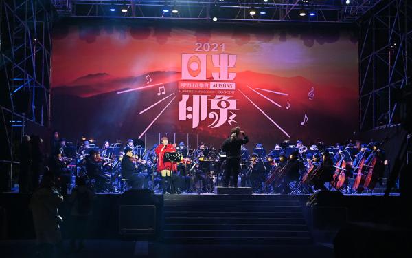 金曲歌后詹雅雯、鄒族天籟安歆澐，並邀約由跨域國際指揮家江靖波帶領的樂興之時管弦樂團50人團隊跨界演出
