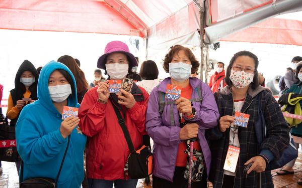 參加活動民眾皆配合防疫規定戴口罩，購買螃蟹熱情不減