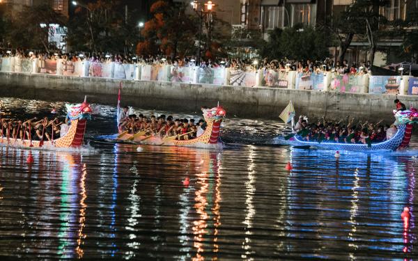 臺南國際龍舟賽有300多年歷史，是臺南市重要的民俗活動之一，以夜間競渡作為臺南龍舟賽的一大特色，再加上以LED裝飾龍舟，五彩繽紛的景色倒映在夜間的安平運河，美不勝收