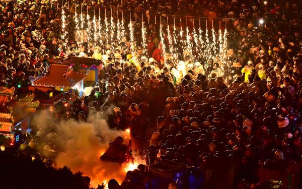 銅牌獎「武廟廟庭人山人海」