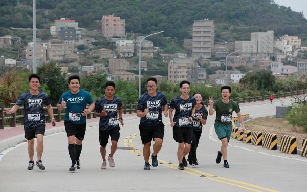 與國內馬拉松場地比較，其地形高低起伏較大，馬祖國際馬拉松為一挑戰型賽事