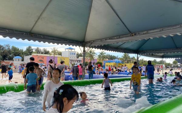 「東石海之夏」為本縣暑期濱海觀光指標性活動，以夏季海洋觀光為主題，每年暑假都吸引眾多親子戲水及青少年玩樂打卡旅遊人潮