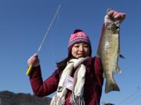 韓冬滑雪＋冰釣｜首爾｜山鱒魚慶典｜華川冰魚節《冰釣鱒魚_烤鱒魚_冰上雪橇》.住明洞乙晚.滑雪體驗.6小時樂園.採草莓五日