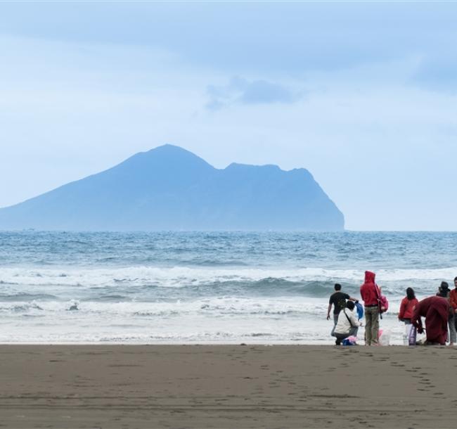 快閃限定｜北基宜旅遊｜東北角外澳沙灘迎接2025曙光.烏石港海景酒店BUFFET.極東之美燈塔.仁愛市場料理｜台北出發