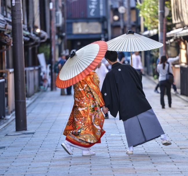 寒假折2,000｜京阪神奈.六甲山戲雪.環球影城.奈良梅花鹿.金閣寺.和服體驗五日｜一晚五星